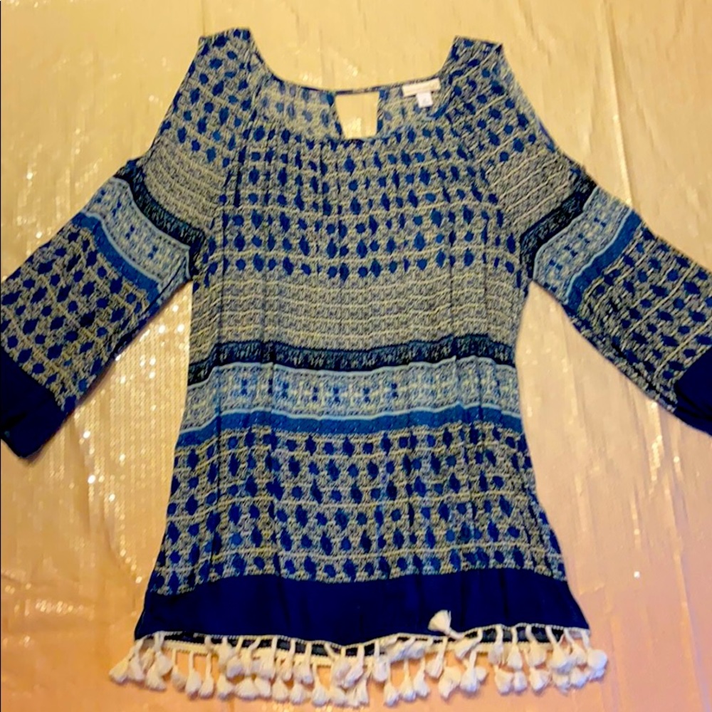 Quarter sleeve with cold shoulder women’s top.